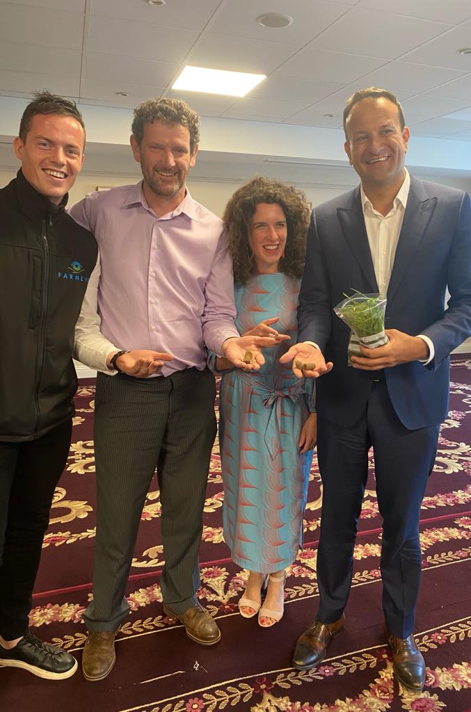 Great to meet with <a href="/LeoVaradkar/">Leo Varadkar</a> <a href="/AislingDSenator/">Aisling Dolan</a>, <a href="/ColmMarkey/">Colm Markey</a> <a href="/MariaWalshEU/">Maria Walsh MEP</a>, community &amp; business reps.
Farmeye highlighted the very positive role farmers can play in reaching our climate action targets via sustainable soil management #SoilHealth #soilcarbon #measuretomanage