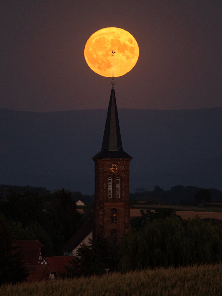Ce soir j’ai photographié le lever de la dernière Super Lune de l’année, perchée sur l’église d’Hunspach en Alsace.