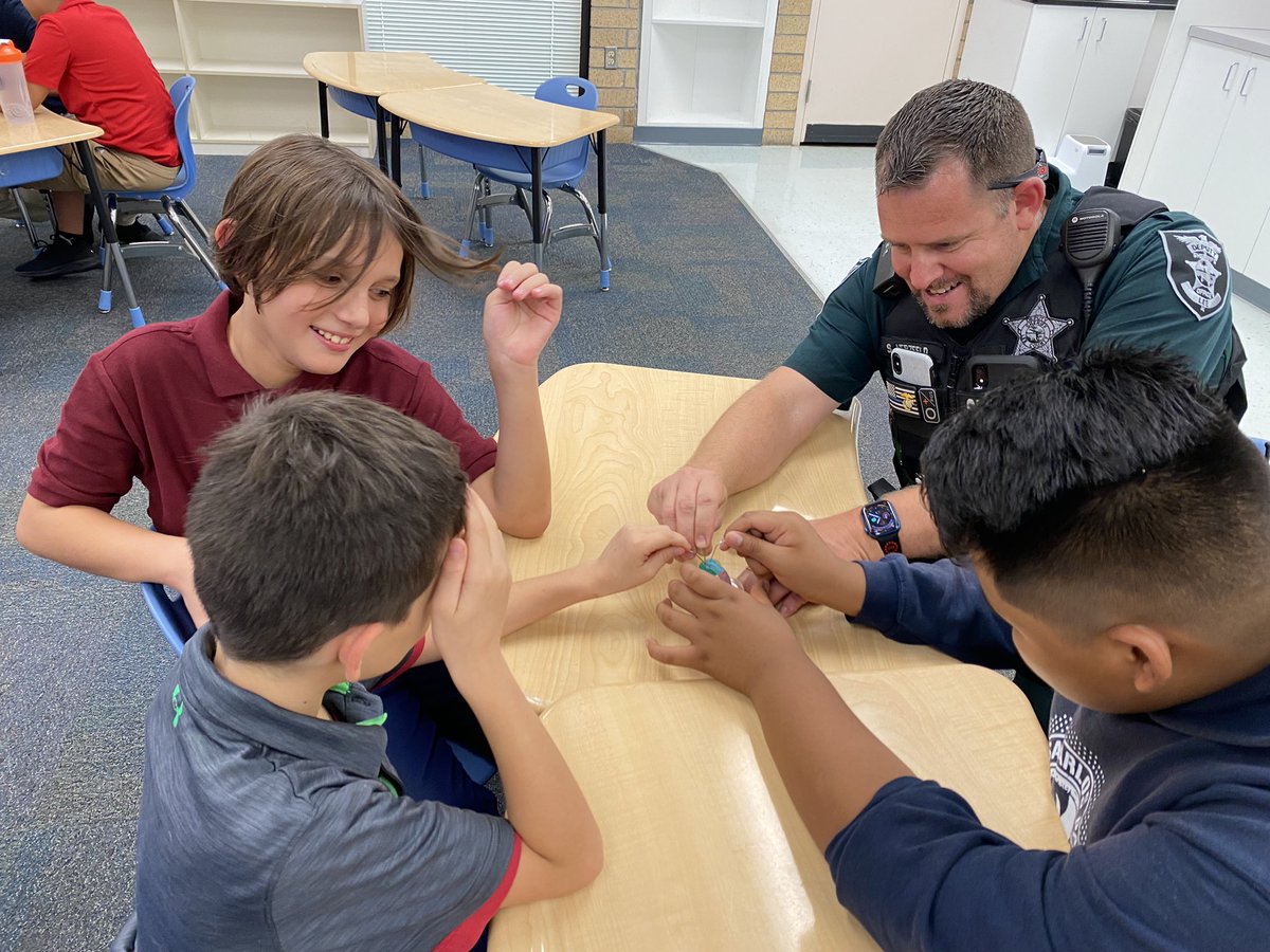 SanCarlosPkEle's tweet photo. Team building in the 5th grade. Thankful Deputy Herzfeld is on our team too! @LeeSchools @SheriffLeeFL https://t.co/xs5eSl896G