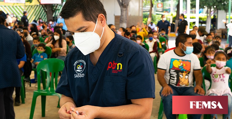 FEMSA's tweet photo. En colaboración con @QroBienestar y @ssalud_qro el 6 de agosto aplicamos 680 dosis contra #COVID19 a hijos de colaboradores de #Imbera, #PTM y #MetálicosAlPunto, de 5 a 11 años, contribuyendo a cuidar la salud de nuestros colaboradores y sus familias.
#SomosFEMSA #NuestraGente https://t.co/G0HqpsHwWm