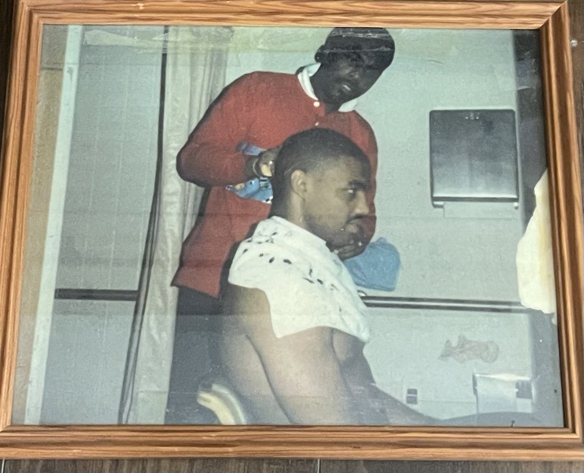LIFBUXVISION's tweet photo. Hey @SirCharlesIC, how much for this original picture of when you had hair lol? My dad had you lookin fresh lol… https://t.co/vyIvAeNo8H