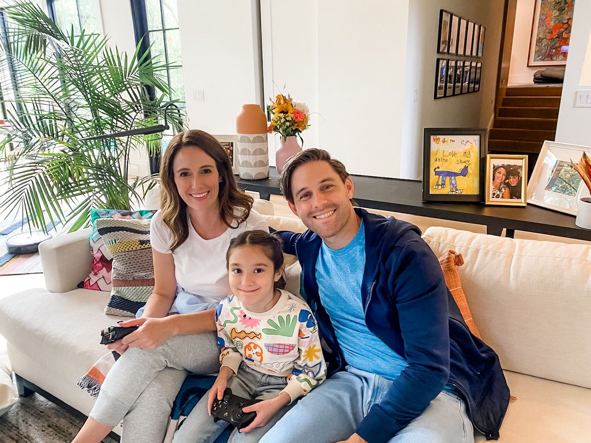 MerBrumwell's tweet photo. On set for AT&T. Real husband, set daughter 😄 Such a fun shoot. #commercialmodeling #printshoot https://t.co/pi6oOzBequ