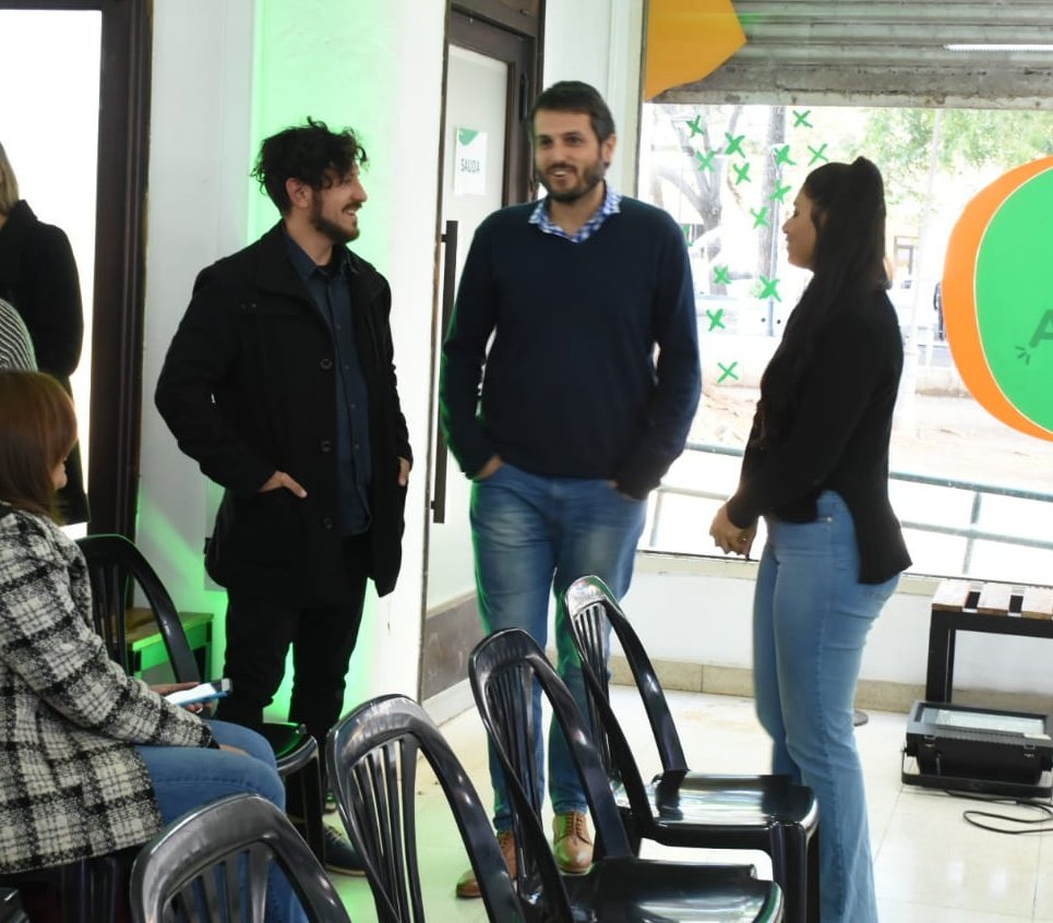 Eugenio_StaFe's tweet photo. Hermoso encuentro en #CapitalActiva para reconocer a 16 Emprendimientos egresados de #Expresiva 🙌 Importante trabajo articulado de @_SantaFeCapital y @UNLitoral para que la incubadora siga creciendo y acompañando proyectos santafesinos 🚀 https://t.co/dqlY4MUJmE