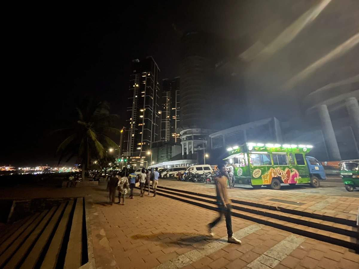 Jamz5251's tweet photo. Galle Face back in all it's glory... 

Colombo city is alive tonight with traffic on roads, restaurants packed &amp; families gathered in Galle Face to enjoy the beach front. 

Hope Colombo remains in all it's splendour again! #SriLanka https://t.co/zW1KgIt7ak