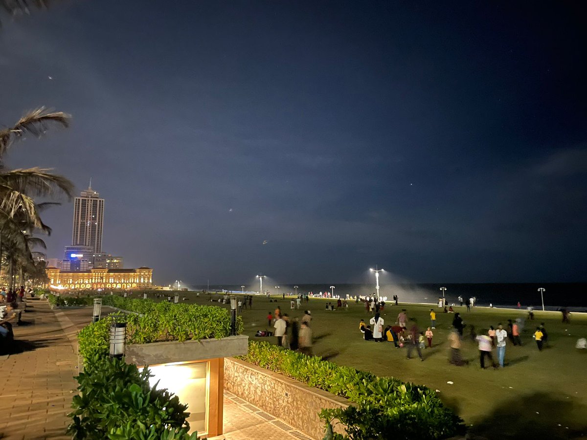 Jamz5251's tweet photo. Galle Face back in all it's glory... 

Colombo city is alive tonight with traffic on roads, restaurants packed &amp; families gathered in Galle Face to enjoy the beach front. 

Hope Colombo remains in all it's splendour again! #SriLanka https://t.co/zW1KgIt7ak