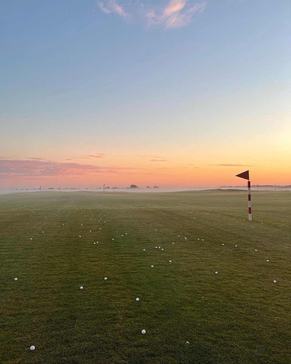 PetroleumGolf's tweet photo. Good morning from our d-range! 400 yards of grassy paradise๐๐
#pclubpride #epgcc #drivingrange #yeggolf #yeg #sunrise #goodmorning
Photo cred: @carrelizabethmae https://t.co/CZ5k8U2ket