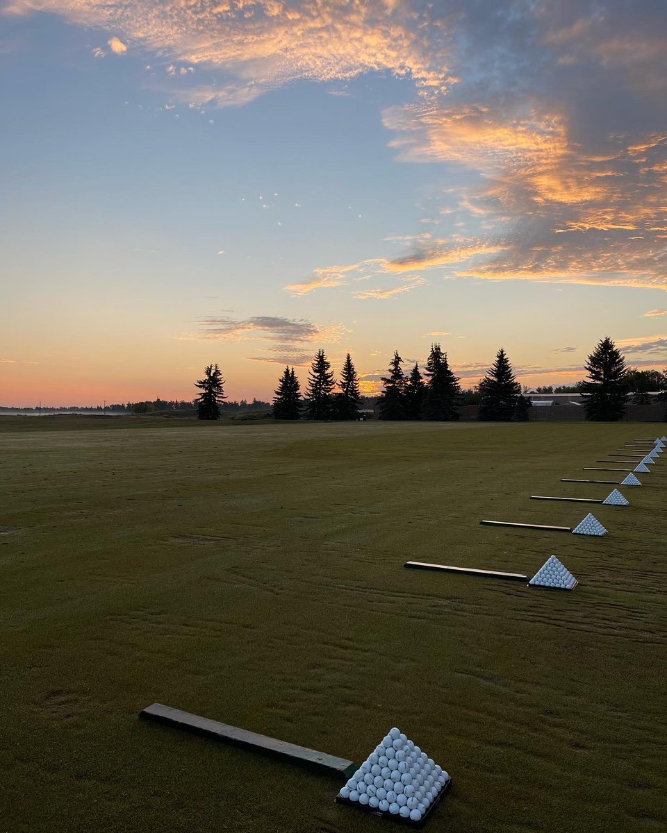 PetroleumGolf's tweet photo. Good morning from our d-range! 400 yards of grassy paradise๐๐
#pclubpride #epgcc #drivingrange #yeggolf #yeg #sunrise #goodmorning
Photo cred: @carrelizabethmae https://t.co/CZ5k8U2ket