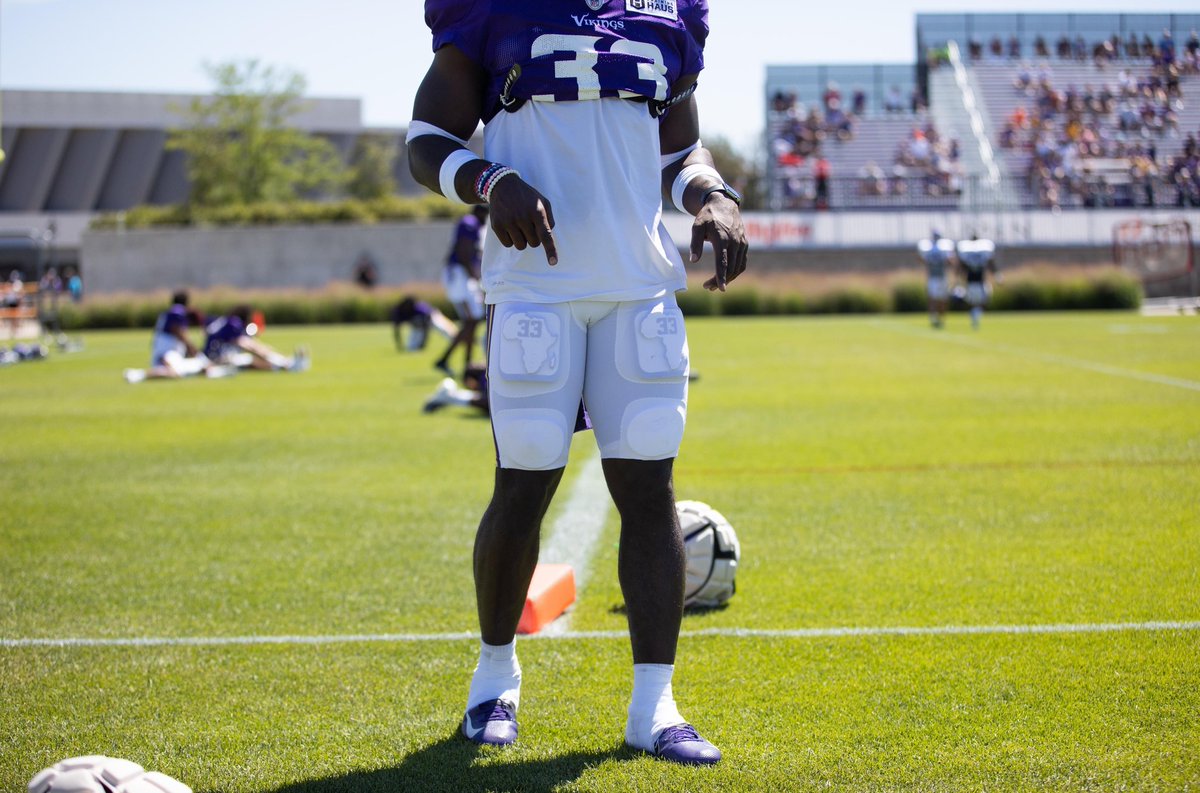 NFLAfrica's tweet photo. African made. Everyday, all day! 🌍
@brianasamoah 🇬🇭 

(courtesy @Vikings)

#NFLAfrica #NFCNorth #Vikings #33 #AfricanMade #Ghana https://t.co/SYTXfzD51H