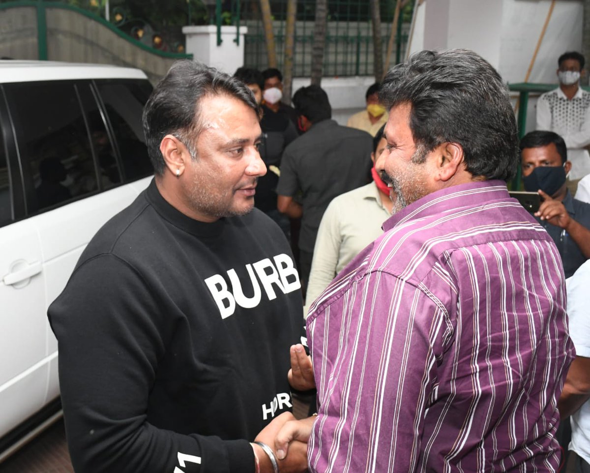 bcpatilkourava's tweet photo. ಚಿತ್ರರಂಗಕ್ಕೆ ಪಾದಾರ್ಪಣೆ ಮಾಡಿ 25 ವರ್ಷಗಳನ್ನು ಪೂರೈಸಿರುವ ಕನ್ನಡ ಚಿತ್ರರಂಗದ ಜನಪ್ರಿಯ ನಟ, ಸಹೃದಯಿ, ಸ್ನೇಹಜೀವಿ ಹಾಗೂ ರಾಜ್ಯ ಕೃಷಿ ಇಲಾಖೆಯ ರಾಯಭಾರಿ ಆದ ಚಾಲೆಂಜಿಂಗ್ ಸ್ಟಾರ್ ದರ್ಶನ್ ಅವರಿಗೆ ಸಮಸ್ತ ಕನ್ನಡಿಗರ ಪರವಾಗಿ ಹೃತ್ಪೂರ್ವಕ ಅಭಿನಂದನೆಗಳು. 
@dasadarshan | #KannadaCinema | #25Years https://t.co/zL8N2lr8qH