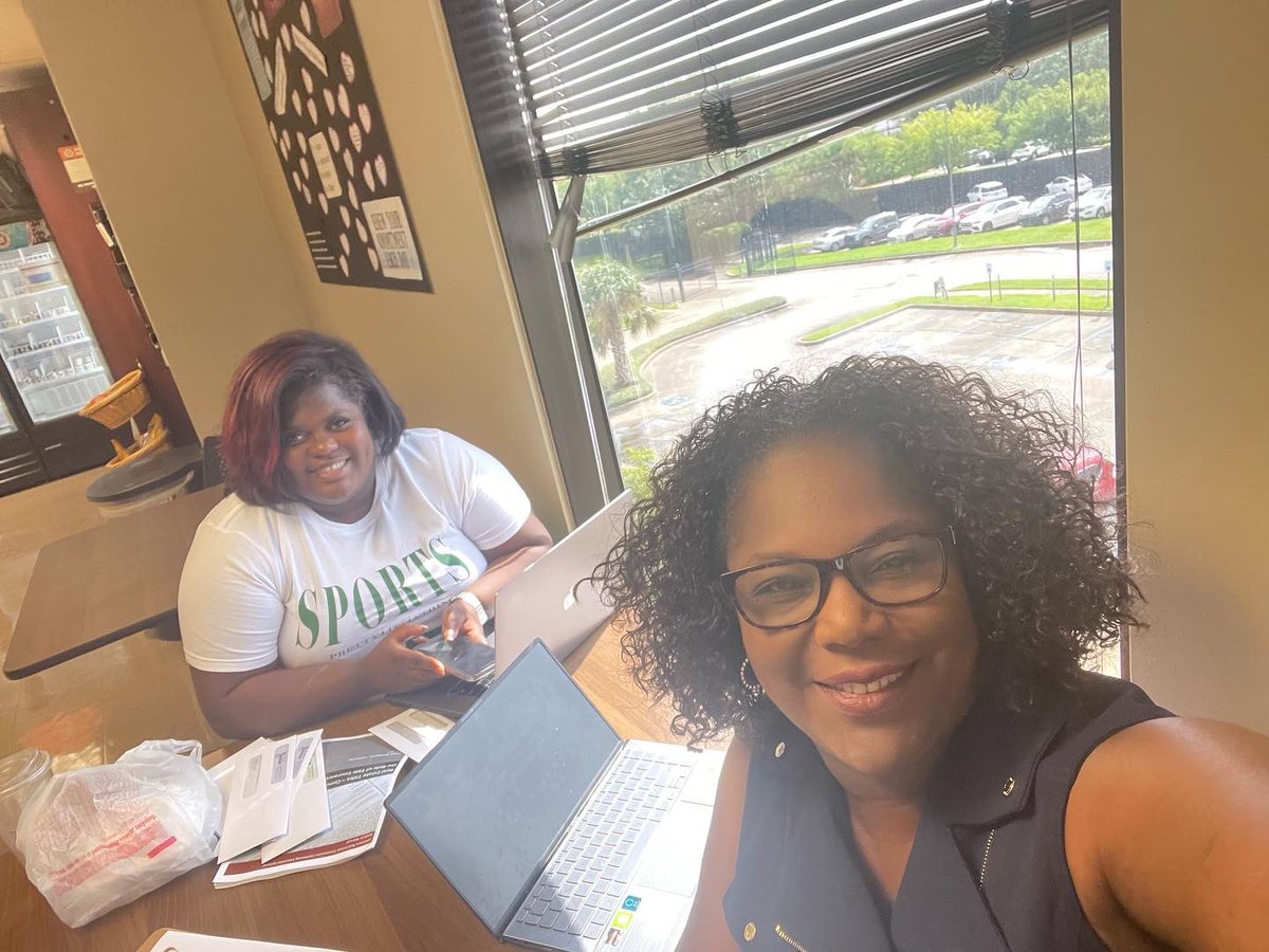 DeeBoydBroker's tweet photo. Knowledge is power! CE Class on real estate titles. Let's Go Rockstars and thank you Southern Title for hosting #continuinged #CEclass #rockstarrealtors https://t.co/LNrNJoQu20