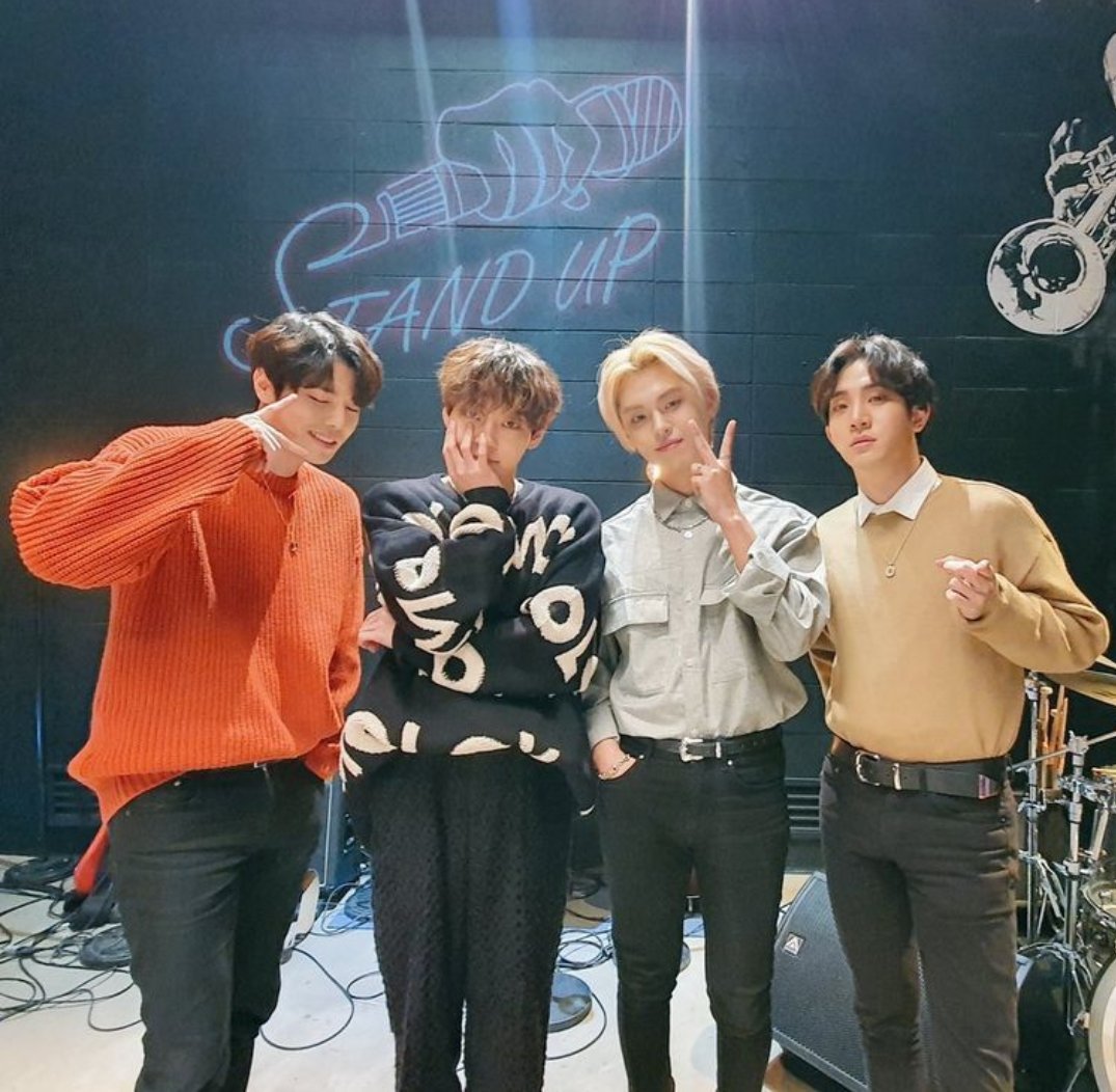 JaneJarami's tweet photo. Guys, we are waiting for you. Colombian BRoses🎶I Wanna Be Red 🎶🎶
THE ROSE EN COLOMBIA🇨🇴 
#HEALTogetherTour  #TheRoseInColombia  
@WMais_ @TheRose_0803 https://t.co/2oZ2SUWzCY
