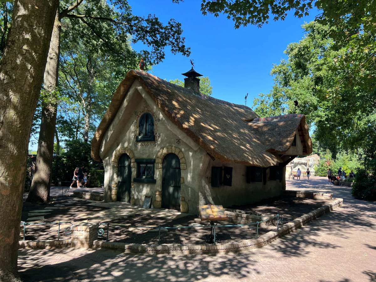 RickAriessen's tweet photo. @KBoodschap @Efteling @lucasschlicher er staan er nog genoeg.... dat lijkt me permanent als ik de omgeving zo zie https://t.co/LAl5wSXqe5