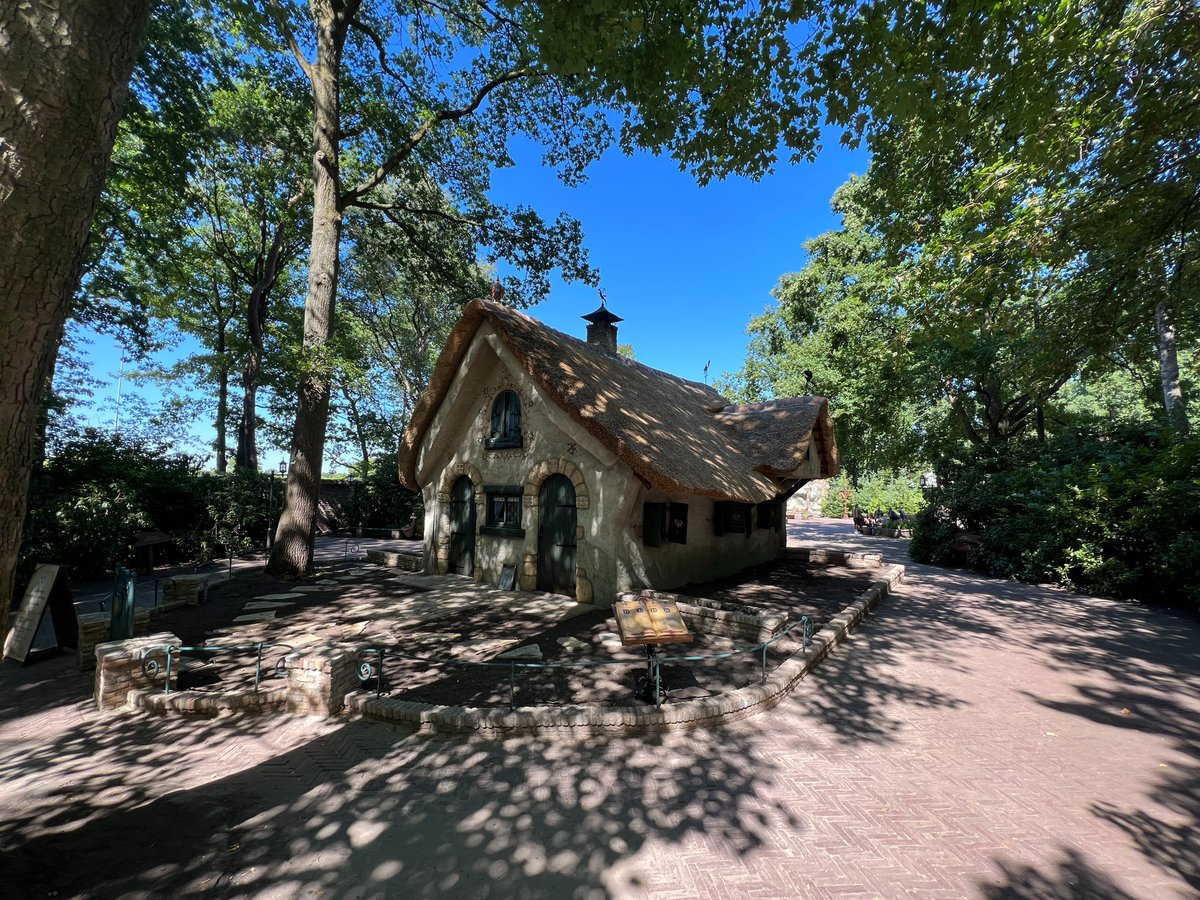 RickAriessen's tweet photo. @KBoodschap @Efteling @lucasschlicher er staan er nog genoeg.... dat lijkt me permanent als ik de omgeving zo zie https://t.co/LAl5wSXqe5
