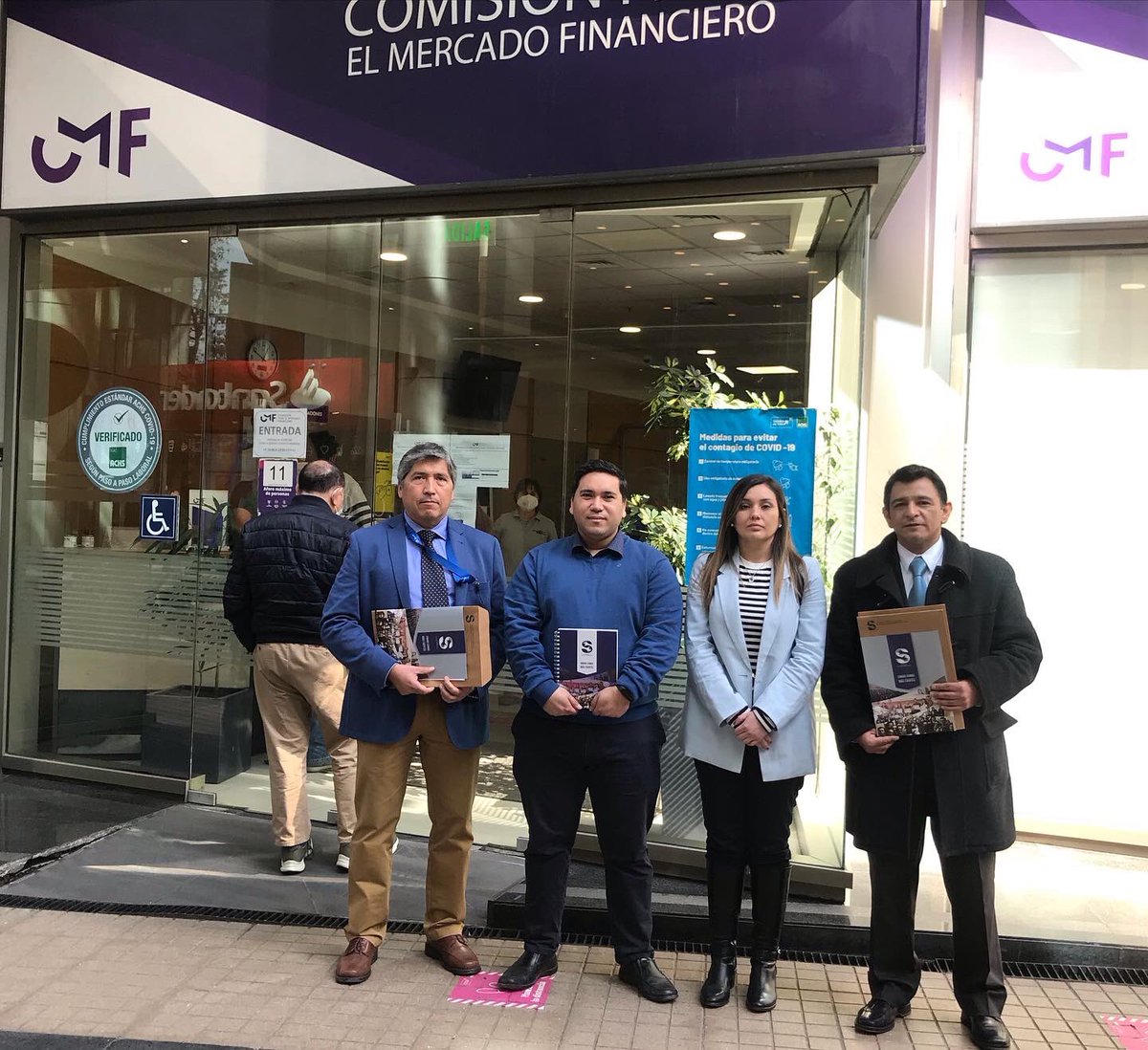 SBanchile's tweet photo. ⚫️#Banchileenhuelga NO descansaremos hasta lograr lo justo para las y los trabajadores de @banchileinversiones Entregamos carta al @GobiernodeChile @cmfchile_  @DirecDelTrabajo para que fiscalicen las prácticas antisindicales de la compañía del millonario @aluksicc en HUELGA https://t.co/ev8zmJei1l
