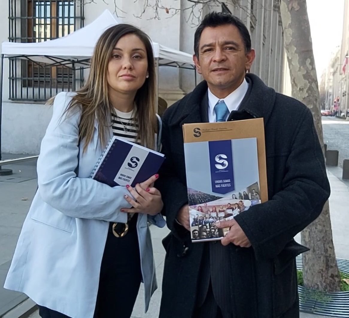 SBanchile's tweet photo. ⚫️#Banchileenhuelga NO descansaremos hasta lograr lo justo para las y los trabajadores de @banchileinversiones Entregamos carta al @GobiernodeChile @cmfchile_  @DirecDelTrabajo para que fiscalicen las prácticas antisindicales de la compañía del millonario @aluksicc en HUELGA https://t.co/ev8zmJei1l