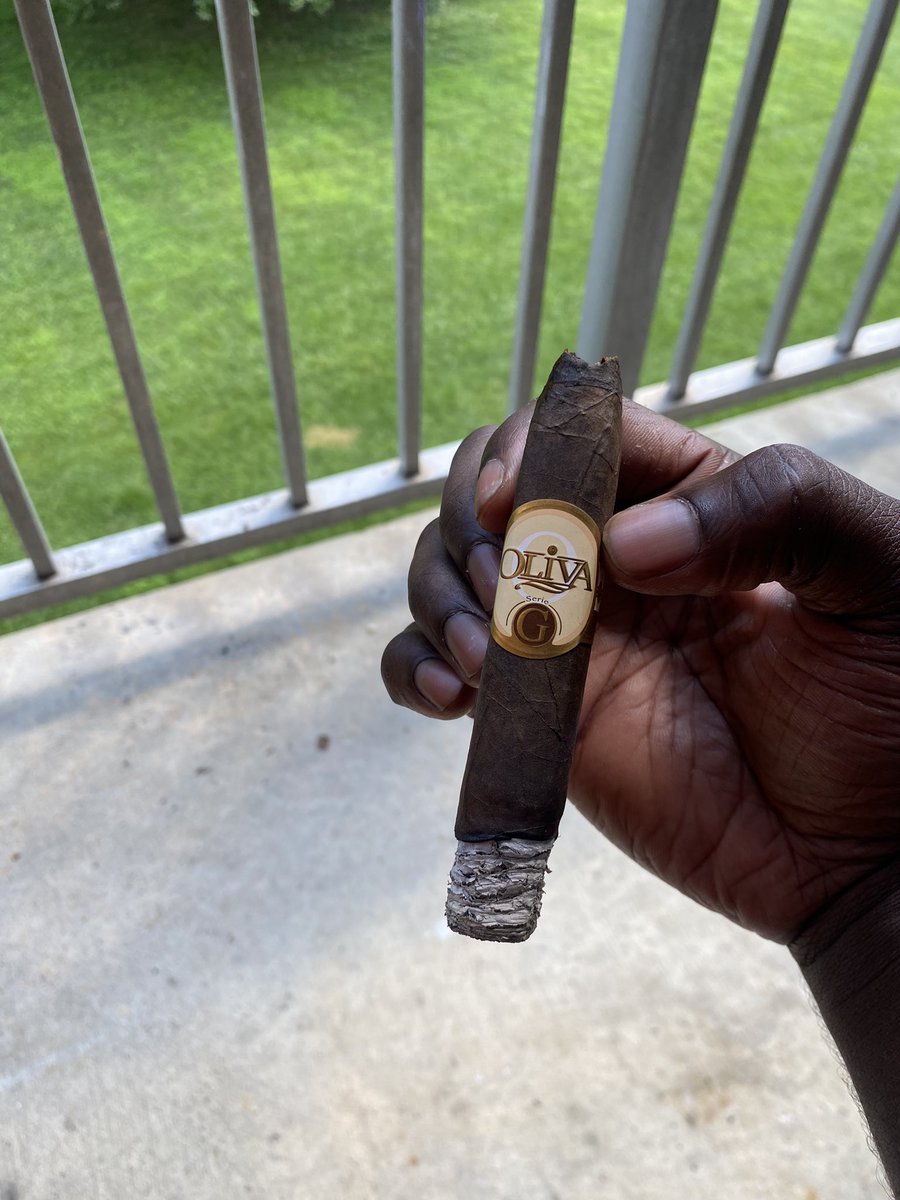 ayyyblack's tweet photo. Middle of the day enjoyment @OlivaCigar #serieG #olivacigars #cigar #cigars #freesmoke https://t.co/mVpugQpsPv