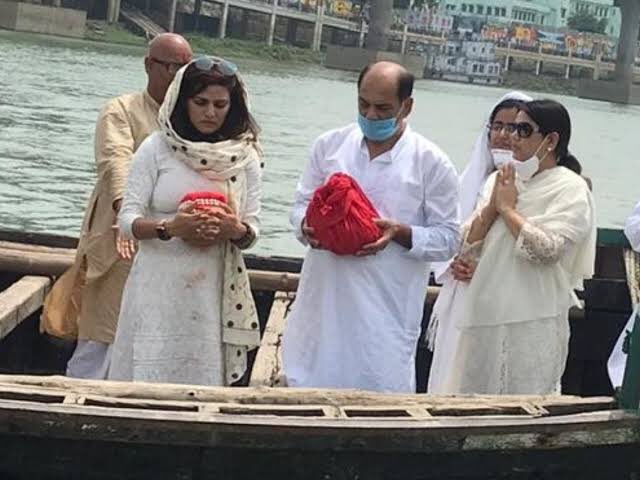 fangirlphoton's tweet photo. “I am from Patna and without my son I have no one to light my funeral pyre”
-Mr KKSingh -
The agony felt by SSR loving sisters seeing their grieving father 
And especially today on the occasion of  RAKSHABANDHAN the pain is felt even deeper  

SSR Sisters Awaiting Justice https://t.co/sbK7PX4K2i
