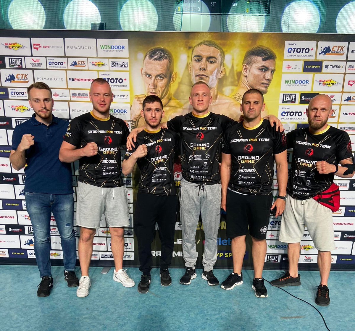Jakiś czas temu porozmawiałem sobie z <a href="/wiktor_materan/">Wiktor Materan</a> - menedżerem oraz matchmakerem. 

Popytałem o <a href="/lukasz_stanioch/">Łukasz Stanioch</a>, galę w Bielsku Białej i poprosiłem o wyjaśnienia - po jaką cholerę kolejny raz rywal z dłuższą przerwą i czy jest sens tak ryzykować :)

bokser.org/content/2022/0…