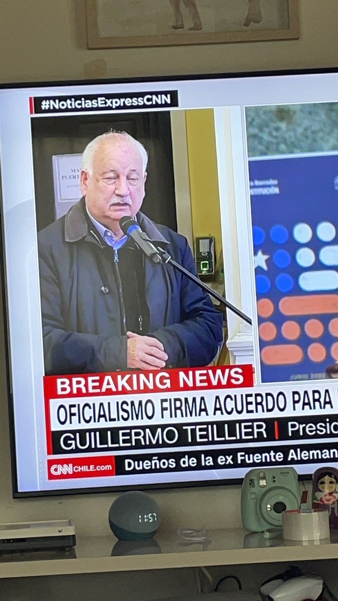 danitazambrano's tweet photo. #goic que circo es este ? #ComunismoEsMiseria #BoricEnPicada #RechazoElMamarrachoComunista #Constitución #Carabineros #Teillier # https://t.co/mMad4ZKglM
