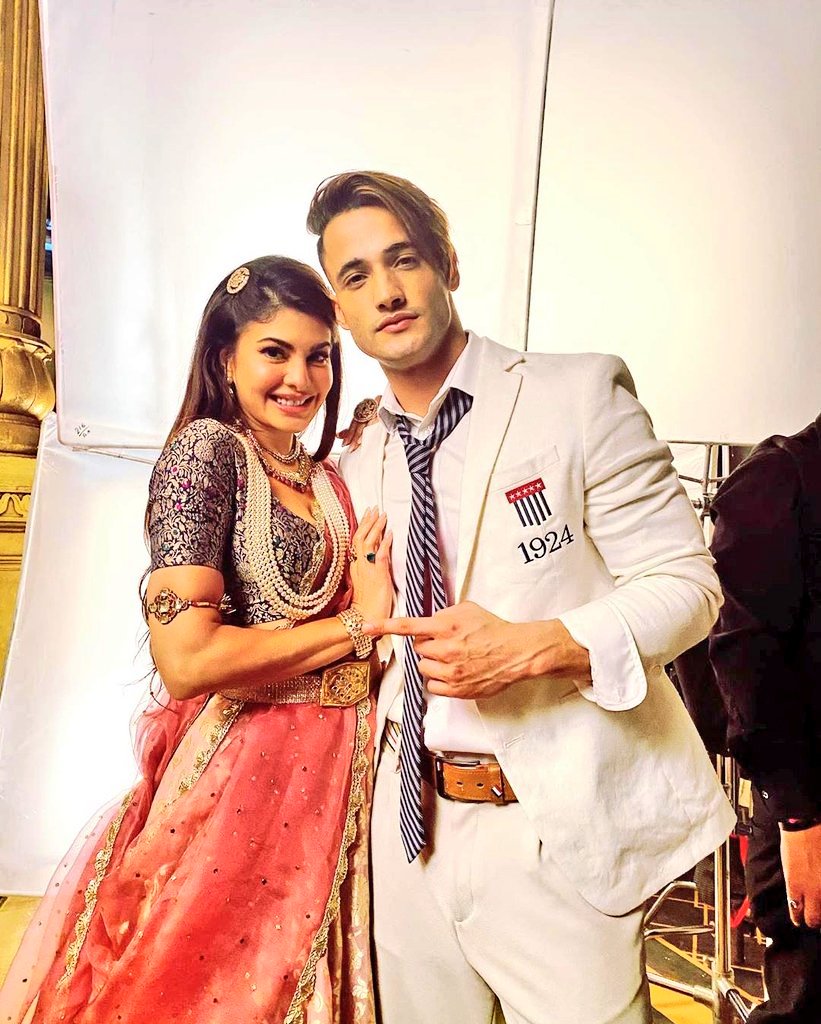 Witty_Alisha's tweet photo. Happy Birthday Queen Jacquelineโค๏ธ
@Asli_Jacqueline
Lots of love from #AsimRiaz #AsimSquad
#HappyBirthdayJacqueline #JacSim
#HappyBirthdayJacquelineFernandez https://t.co/wUQvQwo1G8