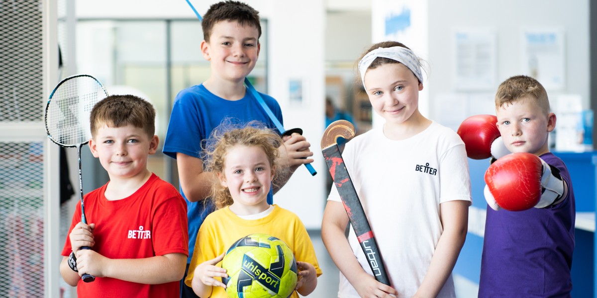 Our Summer Sports Day was in full swing at Olympia today 🌞🌞 Over 200 young people from our Summer Schemes tried new sports from boxing and hockey to fencing and netball. Thanks @belfastcc Lord Mayor @CllrBlack and @gllsf para athlete @EveDann1 for coming along 👍👍