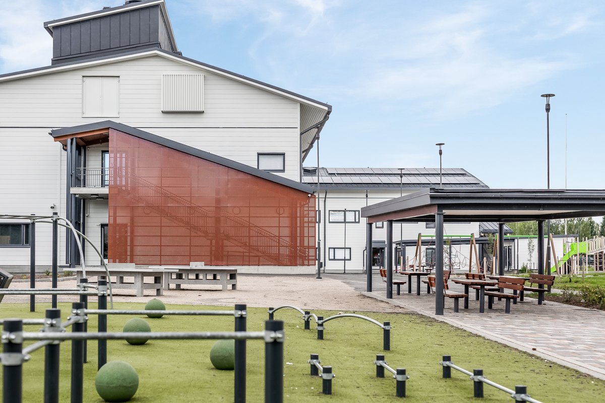 Vuonna 2021 valmistuneessa Karstulan yhtenäiskoulussa koulutyö alkoi tällä viikolla 💛 📚  Karstulan yhtenäiskoulu on rakennettu Honkarakenteen painumattomasta hirrestä ja kuuluu parhaaseen A-energialuokkaan.

#honkarakenne #hirsirakentaminen