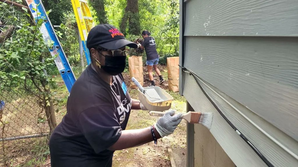 TPstudios's tweet photo. #TBT A few weeks ago, Tyler Perry Studios partnered with @HouseProud to complete landscaping and outdoor painting of a home that belongs to a senior couple who lives in our backyard of Oakland City. #DayOfService #TylerPerryStudios #PerryFoundation https://t.co/UfSKkQaO43