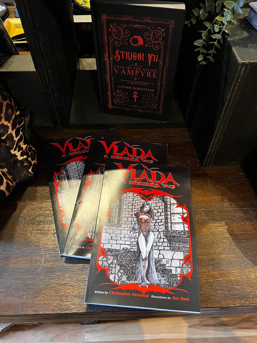 Vlada_GN's tweet photo. At Vamp Fangs in Salem right now a fan of the book is there today on his Wedding Anniversary thanks Nick
#vampires #vampfangs
@vampfangs @FatherSeb https://t.co/bClFroBvTt