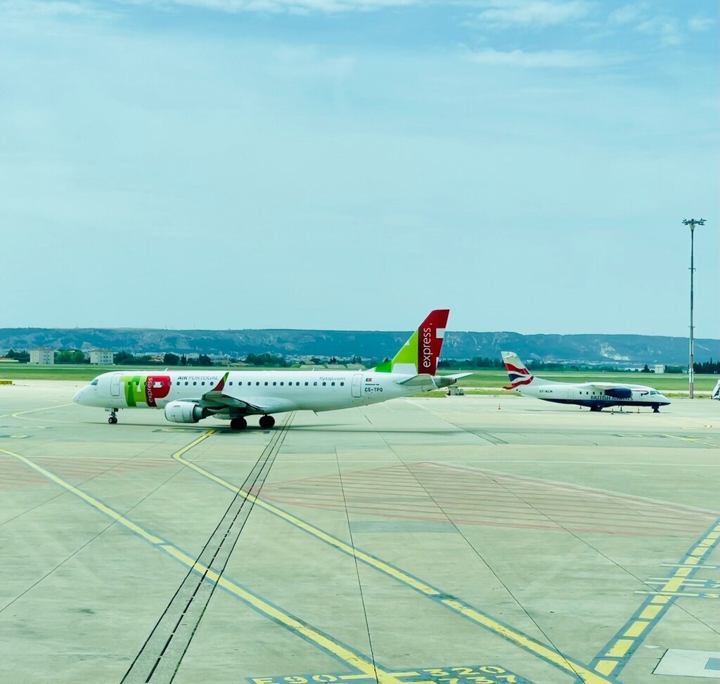 aeroTELEGRAPH's tweet photo. Tap Air Portugal was founded in 1945 as Transportes Aéreos Portugueses.
——————————⠀
✈️ Embraer E190 / Dornier 328 Jet
🏢 TAP 🇵🇹 / Sun-Air 🇩🇰
🌏 Marseille 🇫🇷
 ——————————⠀
#embraer #ejet #e190 tap #dornier #marseilleairport #do328jet @sunairfly  #aviation #avgeek #aviationph… https://t.co/Sy35EDL7k9