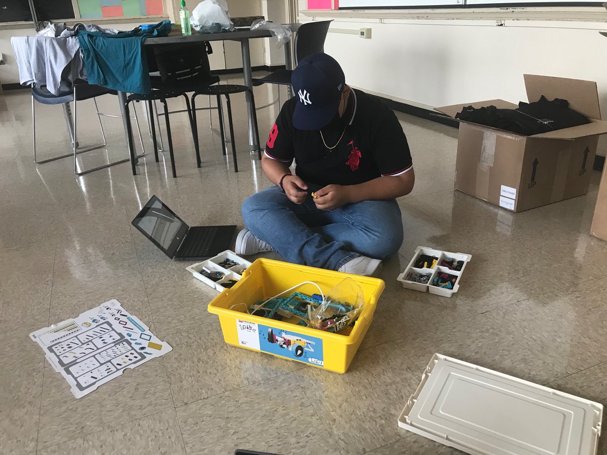 MelSilvestre84's tweet photo. When @AEMA_JDMS students come during their summer because they are excited! #stemlife #studenttechteam #excellence #EdTechadvocate https://t.co/eIf35SGeor