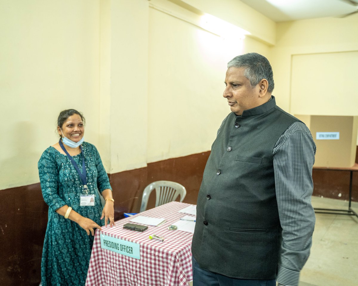 goa_sec's tweet photo. W V Ramanamurthy, State Election Commissioner, paid a visit to a polling booth, on 10th August 2022(Election Day)

#Gsec #voting #goanelections #10thaugust2022 #VotingAwareness #GoaElections2022 #GeneralElections #goapanchayatelections #panchayatelections2022 #goadiaries https://t.co/qH18CxEXtK