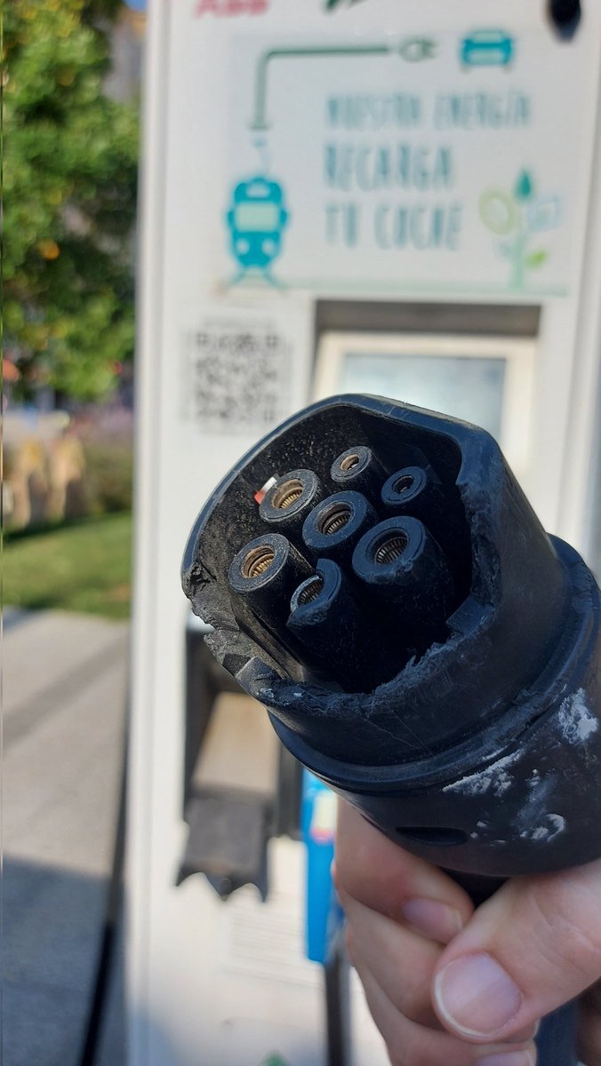 En lugar de quitarnos las corbatas, a lo mejor sería más interesante tener a punto la infraestructura ya desplegada que permite la recarga de VE libres de emisiones...