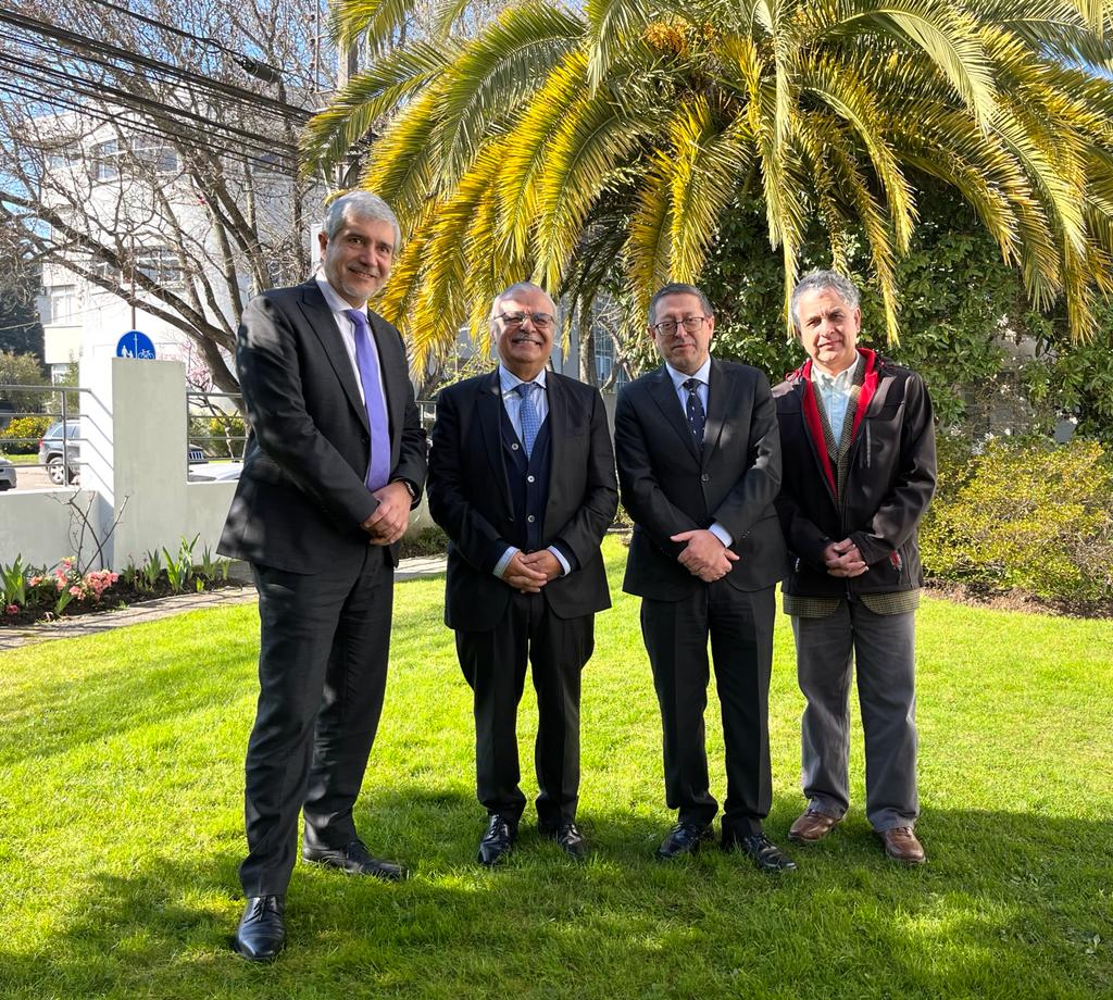 El Rector Dr. Carlos Saavedra junto al Decano de la FCQ, Dr. Eduardo Pereira U. y el Director del Depto de Polímeros, Dr. Nicolás Gatica O., anuncian el apoyo institucional a la candidatura del Dr. Bernabé Rivas Q. al Premio Nacional de Ciencias Aplicadas y Tecnológicas 2022.
