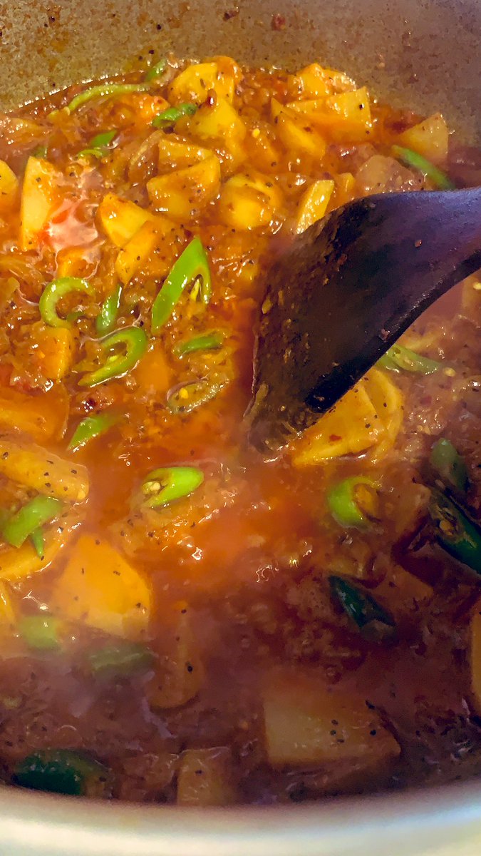 phactory92's tweet image. Time to play with knife 🔪😋🥗
#LunchTime #CookingExperts