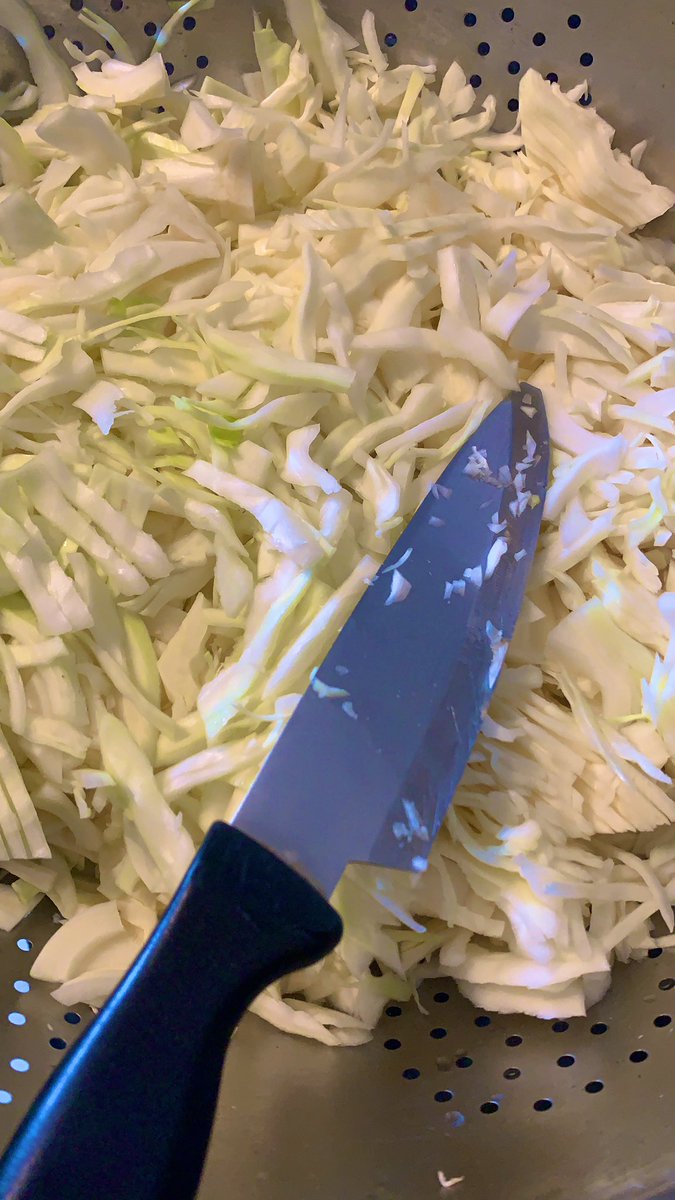 phactory92's tweet image. Time to play with knife 🔪😋🥗
#LunchTime #CookingExperts