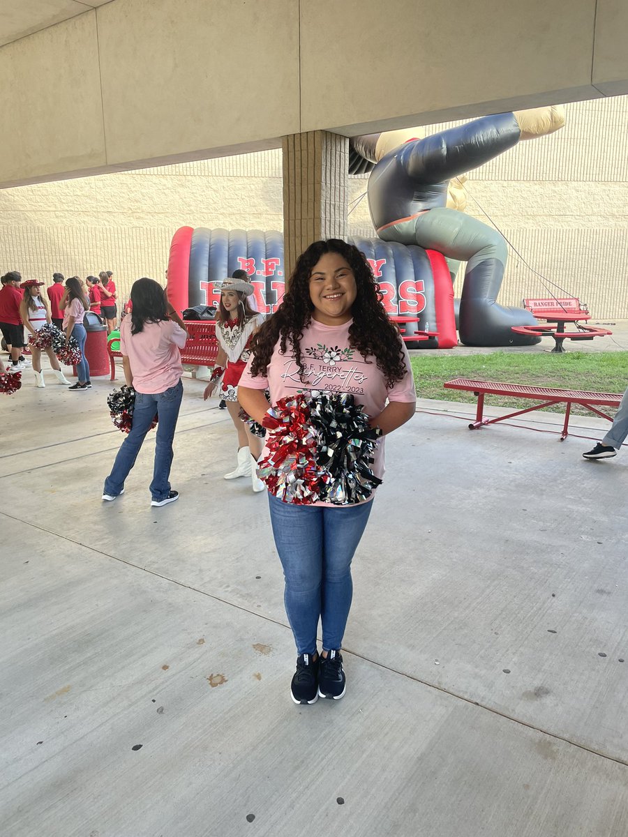 GRACIEANN14's tweet photo. Rangerettes greet Freshman for Fish camp!! #Rangerettes #Rangerpride #Letsride https://t.co/OqMsItNyj2