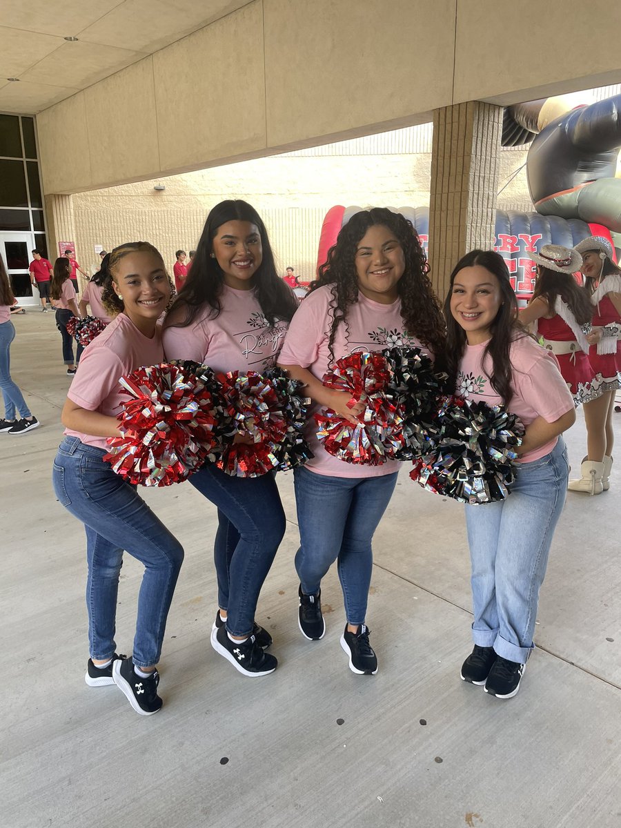 GRACIEANN14's tweet photo. Rangerettes greet Freshman for Fish camp!! #Rangerettes #Rangerpride #Letsride https://t.co/OqMsItNyj2