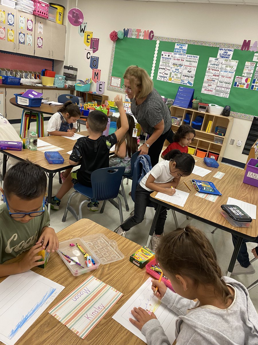 jillmariewil's tweet photo. Great learning happening at LOLC! #missionmovingforward #liveoaklearningcenter #begolden @jena_vernon9 @cllowery @PolandDenise https://t.co/LZaJvl6e9M