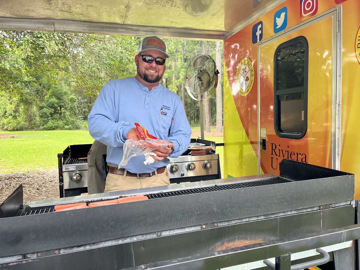 RivieraUtil's tweet photo. It's #811Day! Calling @Alabama811 before digging can prevent serious damage to underground utilities. Riviera's line locators are called in to find and mark underground water, wastewater, electric, fiber, and gas lines. ✨

Come grab some food and learn a little bit about 811. 🌭 https://t.co/wkDNTHYqDo