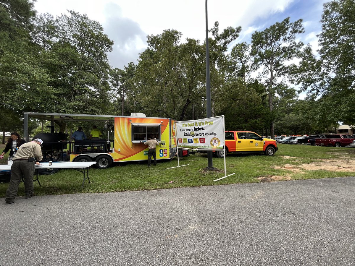 RivieraUtil's tweet photo. It's #811Day! Calling @Alabama811 before digging can prevent serious damage to underground utilities. Riviera's line locators are called in to find and mark underground water, wastewater, electric, fiber, and gas lines. ✨

Come grab some food and learn a little bit about 811. 🌭 https://t.co/wkDNTHYqDo