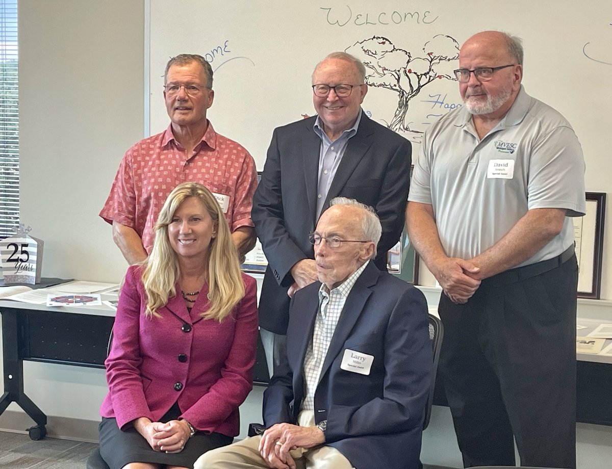oesca's tweet photo. ⁦@oesca caught up w/ former supts Miller, Mahoney, Murray, Branch and current supt Lowe at the ⁦@mvesc⁩ 25th Anniversary celebration!  Wonderful leaders w/ demonstrated results impacting students and schools! #ServiceIsOurPurpose https://t.co/UQXJRsVJo9