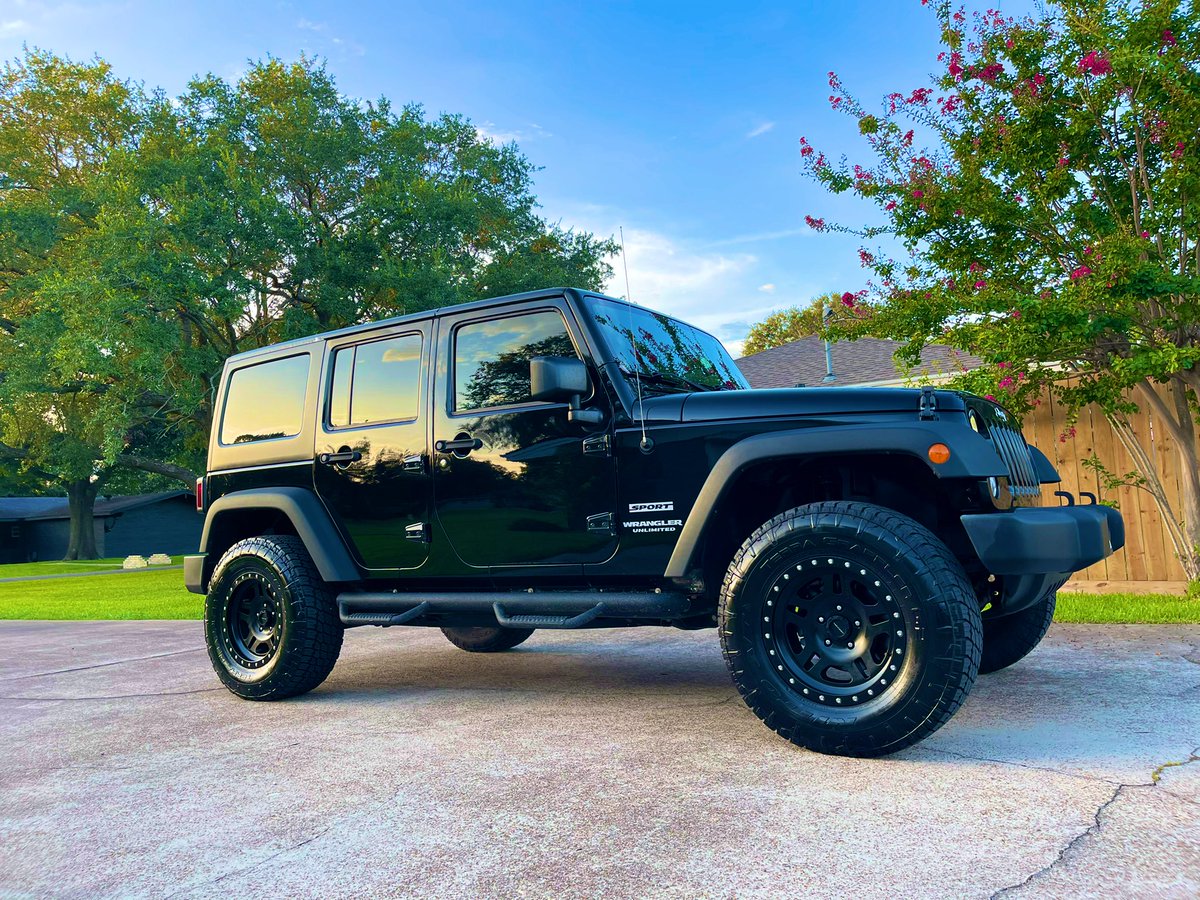 morgmcneill's tweet photo. I got my DREAM Jeep. 🥺😭 https://t.co/c2aWKwNtws