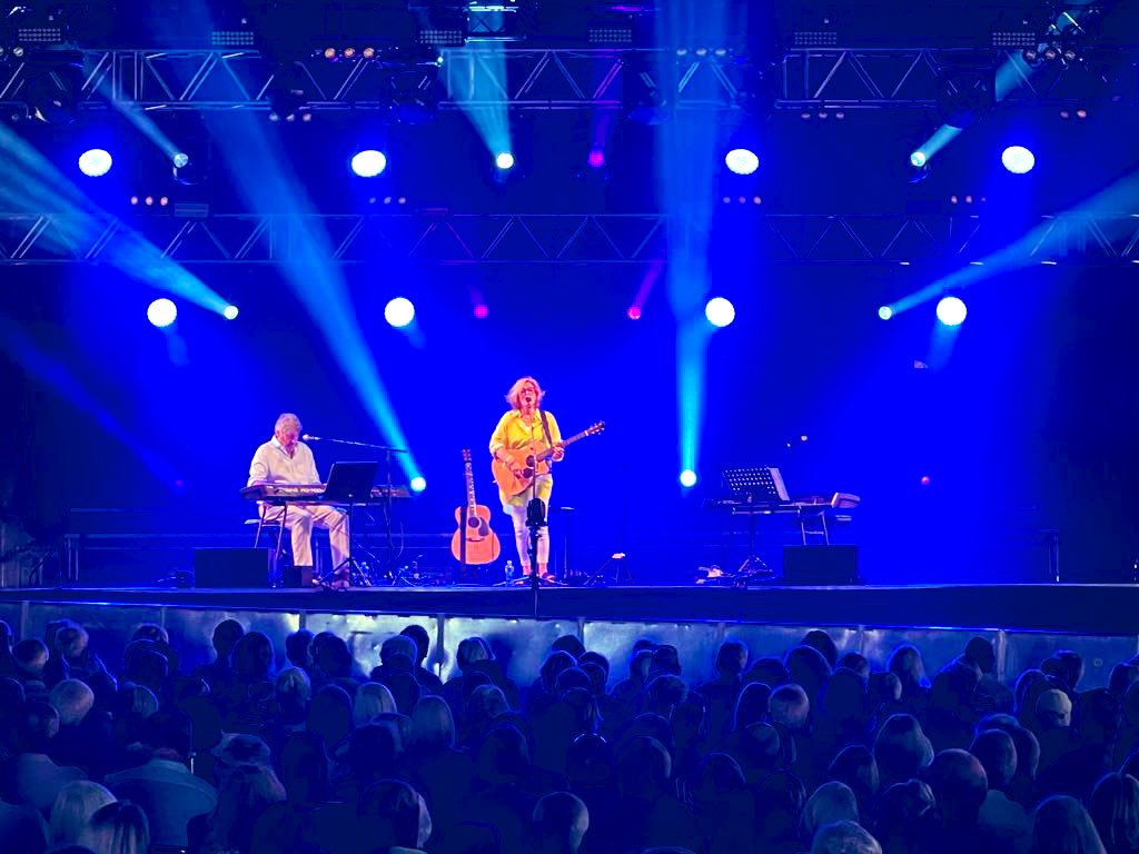 Many thanks to all who came to see me and Nick at <a href="/fringebythesea2/">Fringe by the Sea</a> in #NorthBerwick earlier! Wonderful to be playing live again and such a lovely welcome! We’re in #Belper in #derbyshire on Saturday. BarbaraDickson.net for details Bx