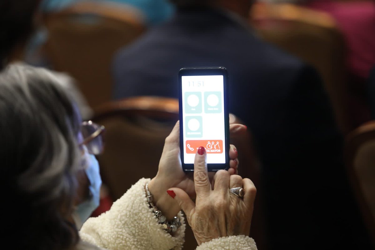 ucatolica's tweet photo. A dos años de la formación de @ConectaMayor, un proyecto que busca apoyar la #InclusiónDigital de #PersonasMayores vulnerables, te presentamos a sus usuarios, usuarias y cómo ha sido su comportamiento tecnológico dentro de esta iniciativa. 🧵👇 https://t.co/0UD01mdKWg