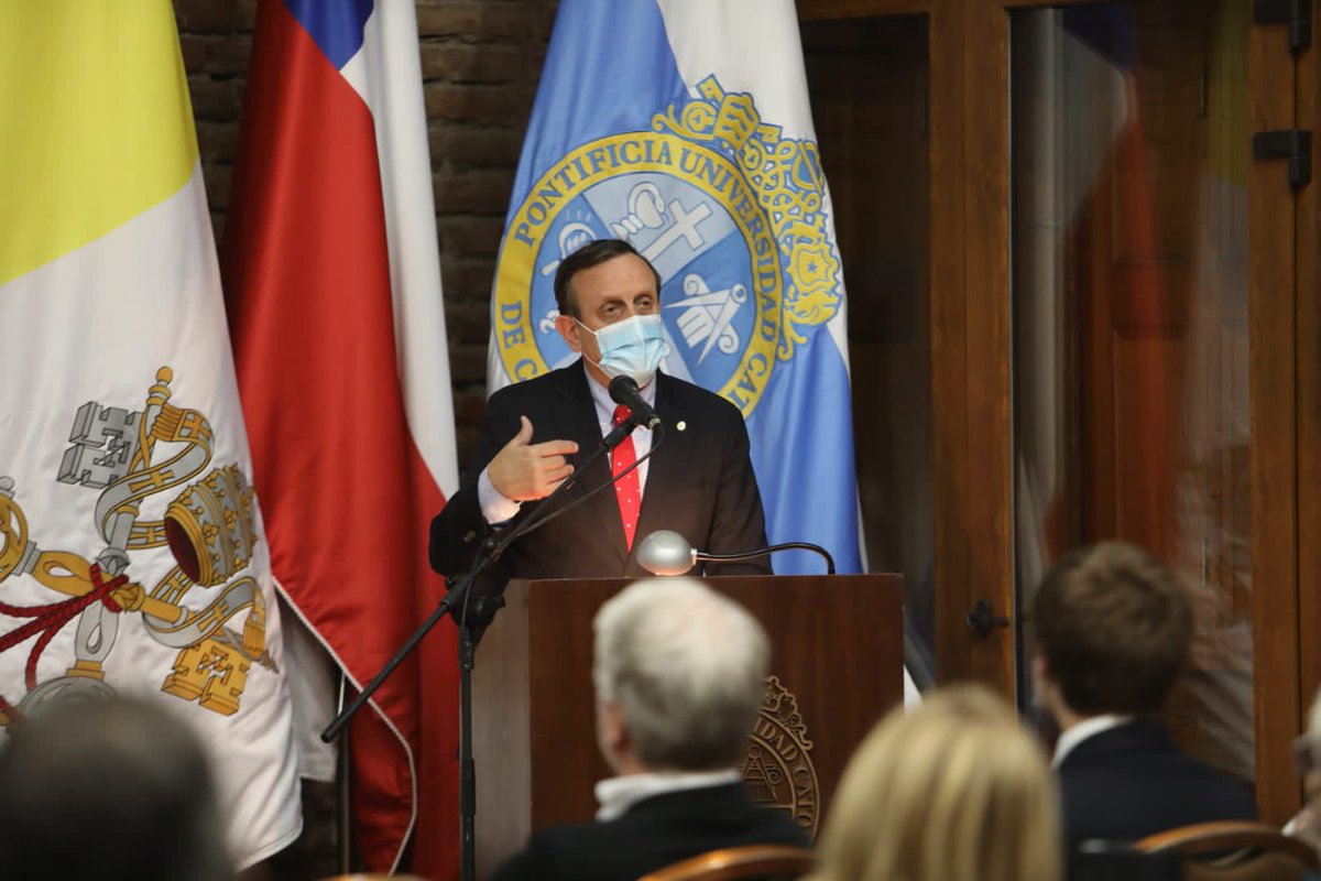 ucatolica's tweet photo. “Esto no se trata de entregar dispositivos virtuales y apoyo, es una tarea conjunta que busca cambiar políticas públicas en nuestro país teniendo en mente a nuestras #PersonasMayores”, señaló el #RectorUC en la presentación de la radiografía de usuarios de @ConectaMayor. 👵🏻👴🏽📲 https://t.co/JjVnZfzEou