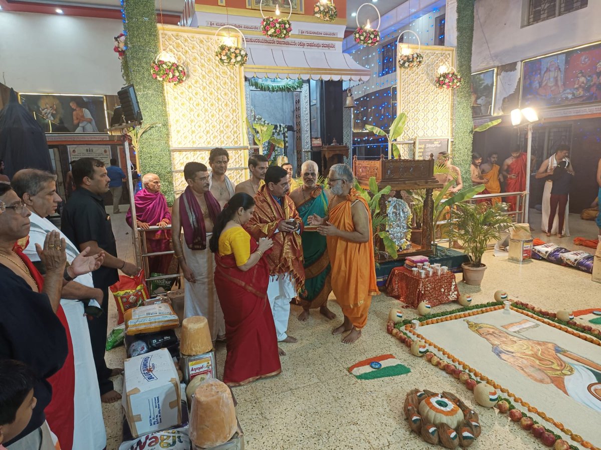 JoshiPralhad's tweet photo. ಇಂದು ಹುಬ್ಬಳ್ಳಿಯ ಭವಾನಿ ನಗರದ ಶ್ರೀ ರಾಘವೇಂದ್ರ ಸ್ವಾಮಿ ದೇವಸ್ಥಾನಕ್ಕೆ ಕುಟುಂಬ ಸಮೇತ ಭೇಟಿ ನೀಡಿ ಪೂಜೆ ಸಲ್ಲಿಸಲಾಯಿತು. https://t.co/3l9gAhMtVR