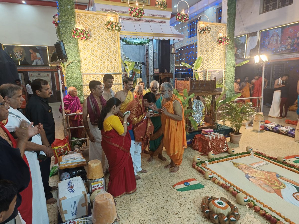 JoshiPralhad's tweet photo. ಇಂದು ಹುಬ್ಬಳ್ಳಿಯ ಭವಾನಿ ನಗರದ ಶ್ರೀ ರಾಘವೇಂದ್ರ ಸ್ವಾಮಿ ದೇವಸ್ಥಾನಕ್ಕೆ ಕುಟುಂಬ ಸಮೇತ ಭೇಟಿ ನೀಡಿ ಪೂಜೆ ಸಲ್ಲಿಸಲಾಯಿತು. https://t.co/3l9gAhMtVR