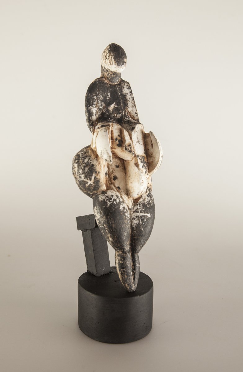 MuseedeTautavel's tweet photo. Sur la Piste des Vénus !
Une exposition dossier #MiniExpo dans le cadre du centenaire de la découverte de la #célèbre #Vénus de Lespugue.
Cette exposition s'inscrit dans une série de d'évènements à Paris @Musee_Homme et en #Occitanie @musee_aurignacien et au Musée de Montmaurin https://t.co/phoVPR5iru