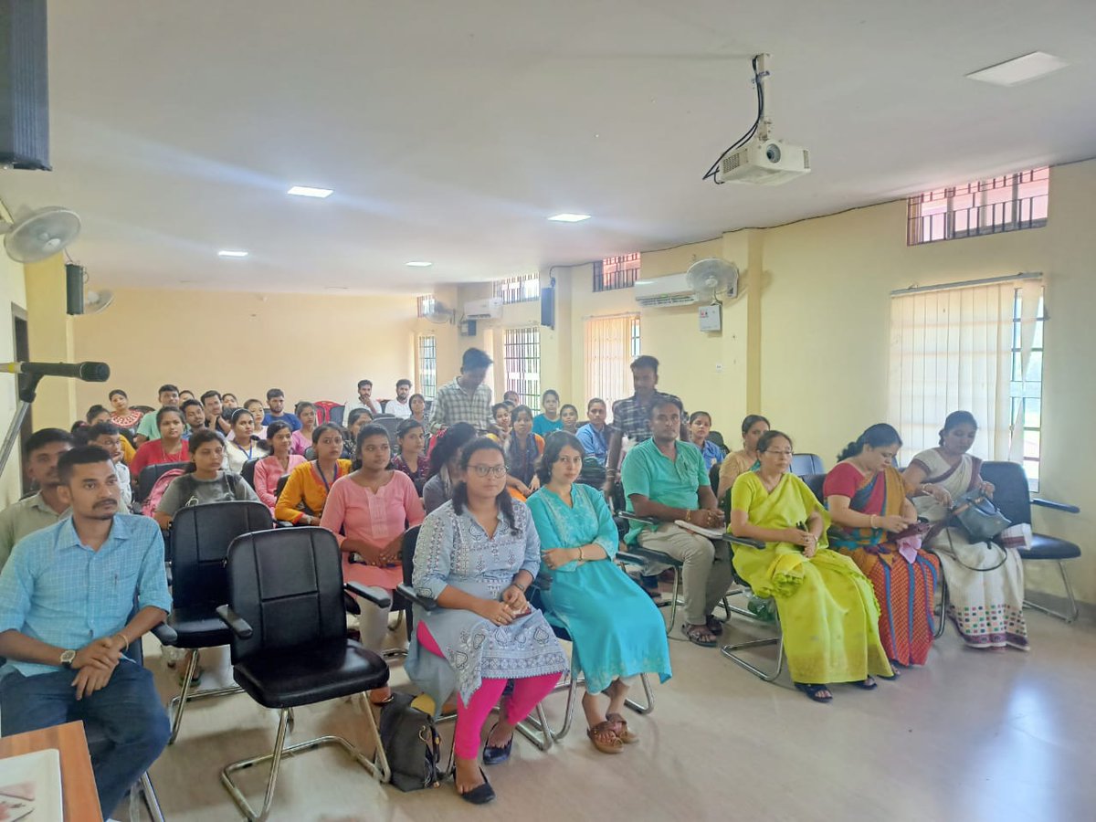 KumarSanskrit's tweet photo. As part of d Sanskrit wk celebration, Dept of Assamese orgsd a lecture prgm on the theme Influence of Sanskrit in Assamese Literature. Hon'ble VC Prof. Prahlad R. Joshi,  Dr H Sarma, Rgtrar &amp; Dr SK Kashyap, CoE graced prgm along with active participation of faculties &amp; students. https://t.co/oWJOS4rrHe