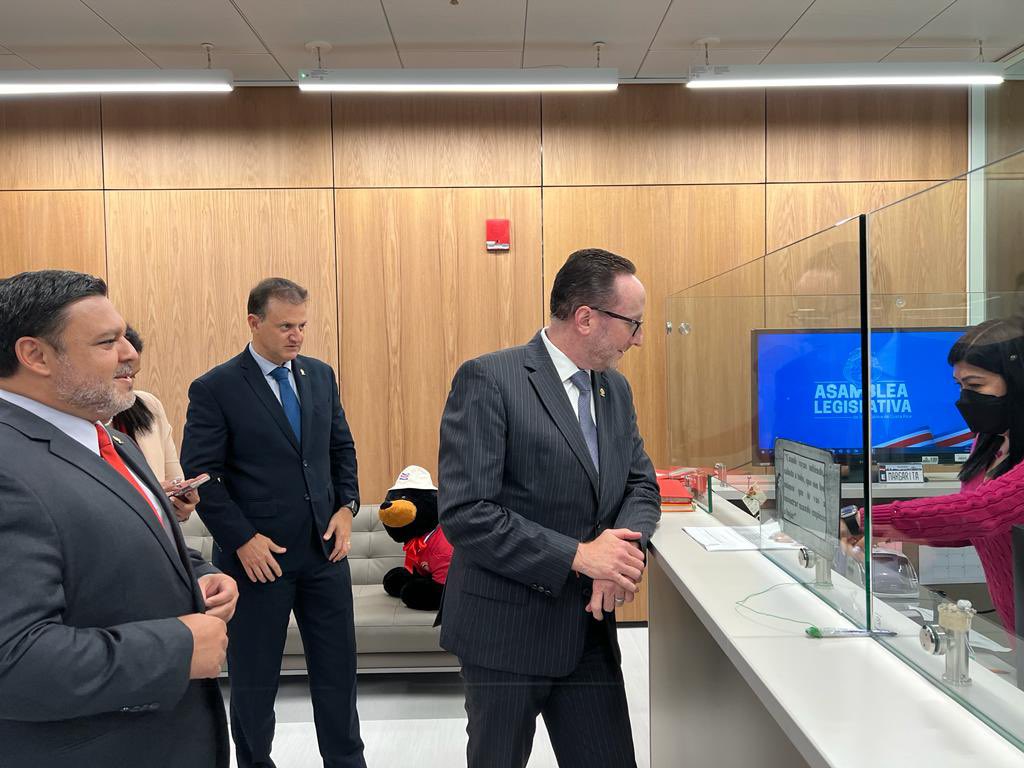 - bienvenido qué desea ordenar 
- si buenas regáleme una danta